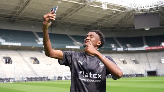 Nathan Ngoumou's first day at Gladbach